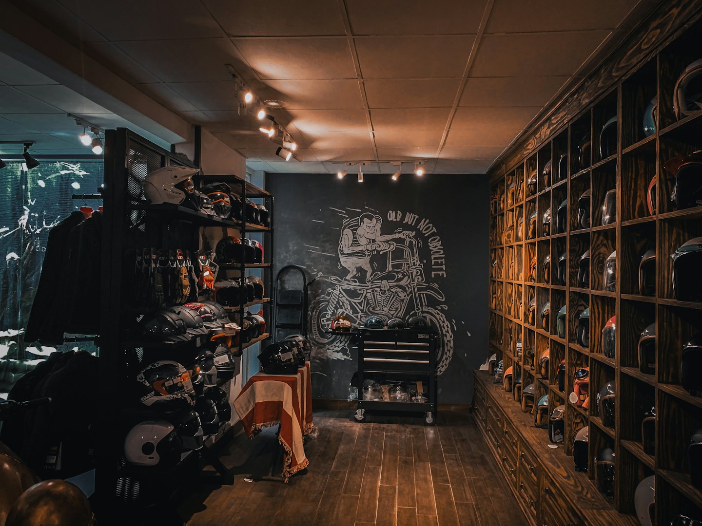 Caschi da moto esposti sugli scaffali di uno showroom.