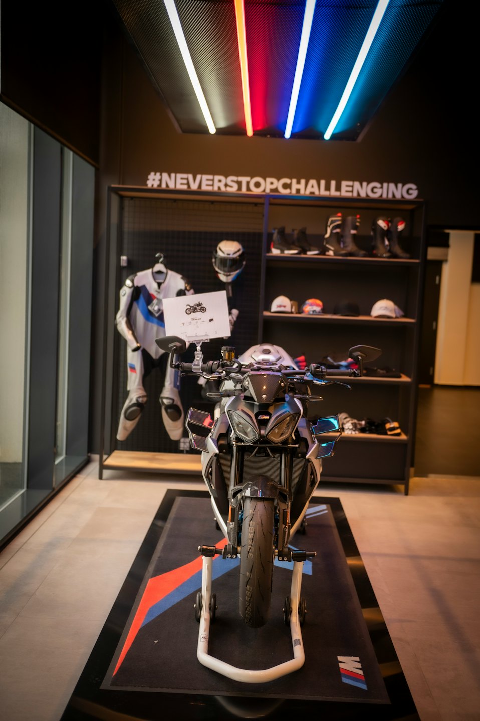 Moderna moto sportiva esposta su un cavalletto da esposizione.