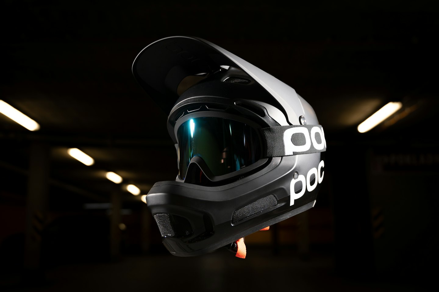 Casco integrale nero opaco con occhiali riflettenti blu.